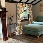 Squirrel Lodge At Owlet Hideaway - With Hot Tub, Near York