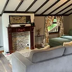 Squirrel Lodge At Owlet Hideaway - With Hot Tub, Near York