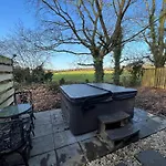 Squirrel Lodge At Owlet Hideaway - With Hot Tub, Near York