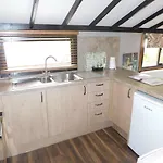 Squirrel Lodge At Owlet Hideaway - With Hot Tub, Near York