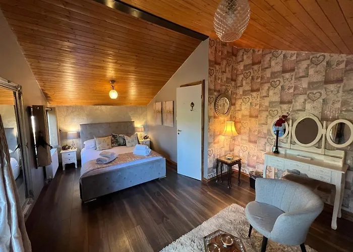 Squirrel Lodge At Owlet Hideaway - With Hot Tub, Near York